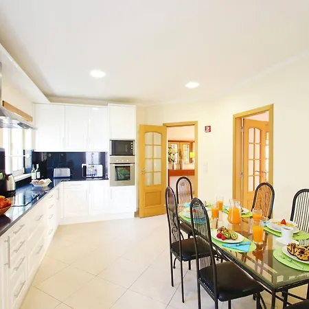 Villa In Albufeira With Pool Near Beaches