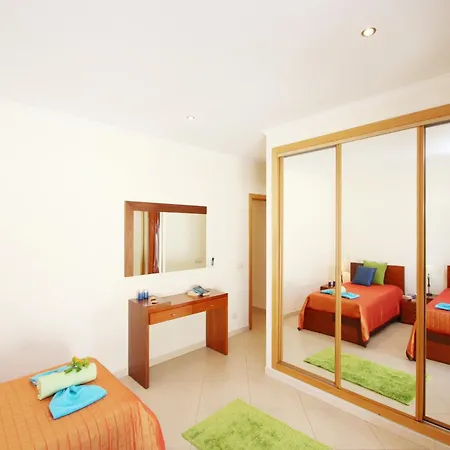 Villa In Albufeira With Pool Near Beaches *